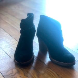 UGG black suede buckle boots 8.5 / 39.5